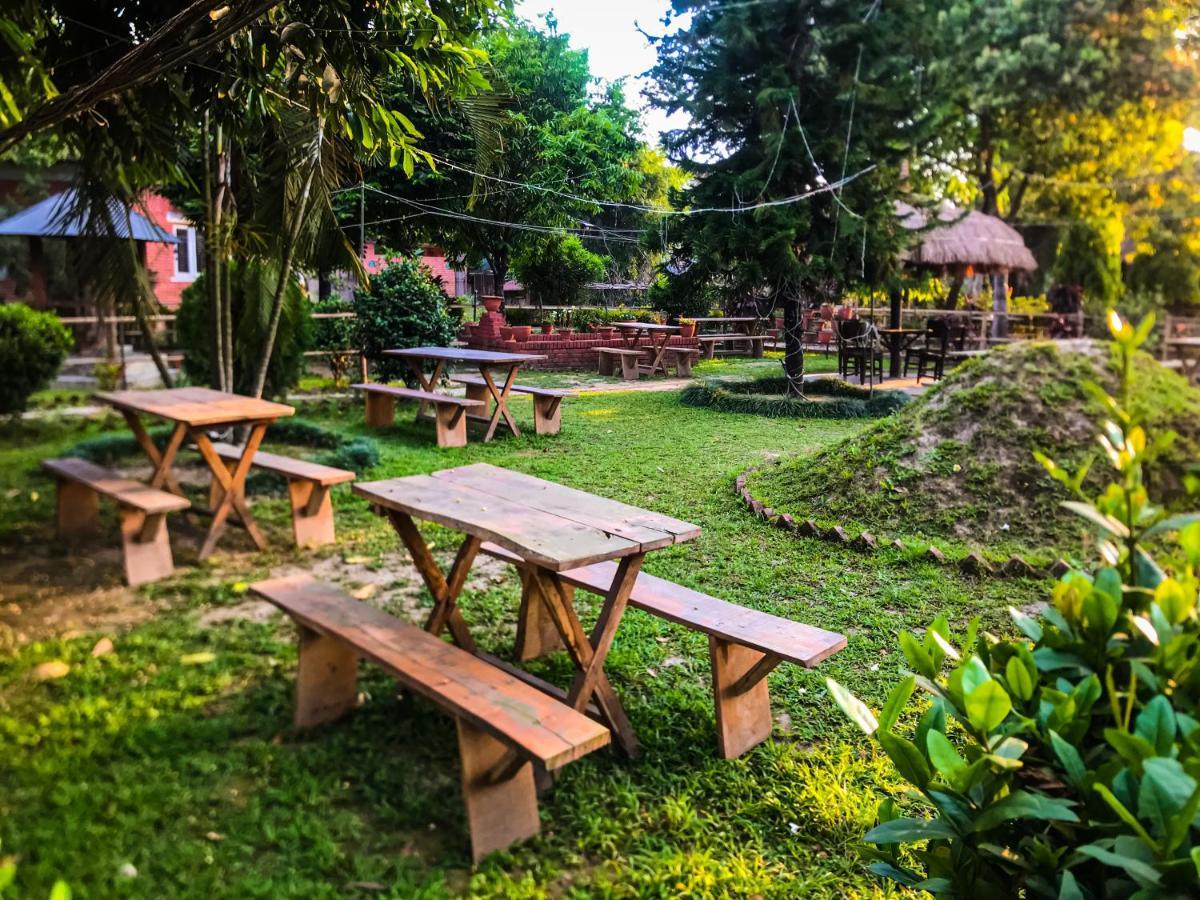 Hotel Tharu Garden And Beer Bar Chitwan Eksteriør bilde