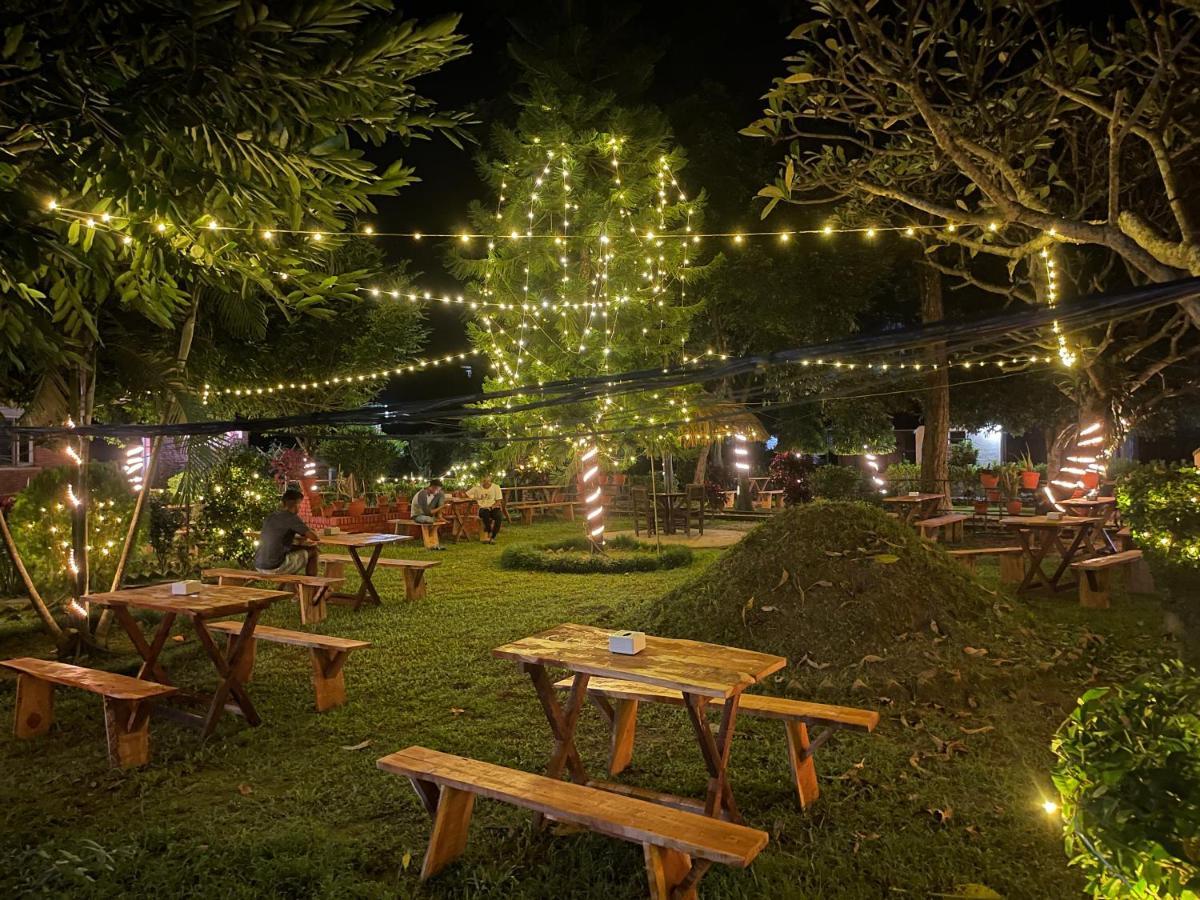 Hotel Tharu Garden And Beer Bar Chitwan Eksteriør bilde