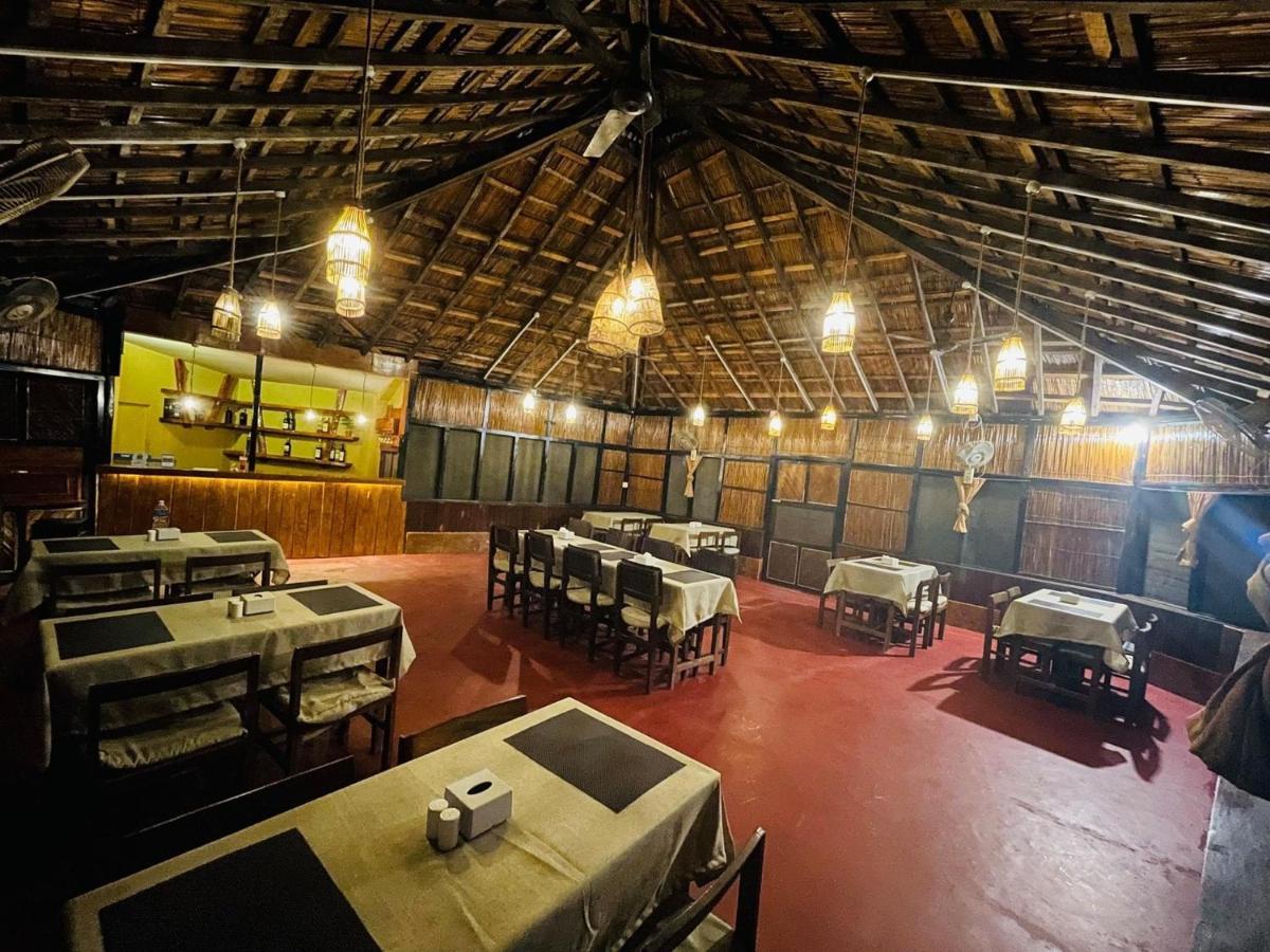 Hotel Tharu Garden And Beer Bar Chitwan Eksteriør bilde