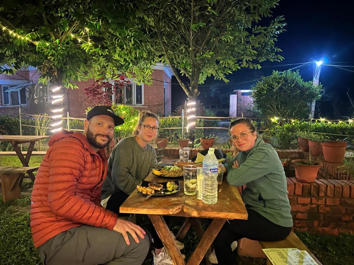 Hotel Tharu Garden And Beer Bar Chitwan Eksteriør bilde