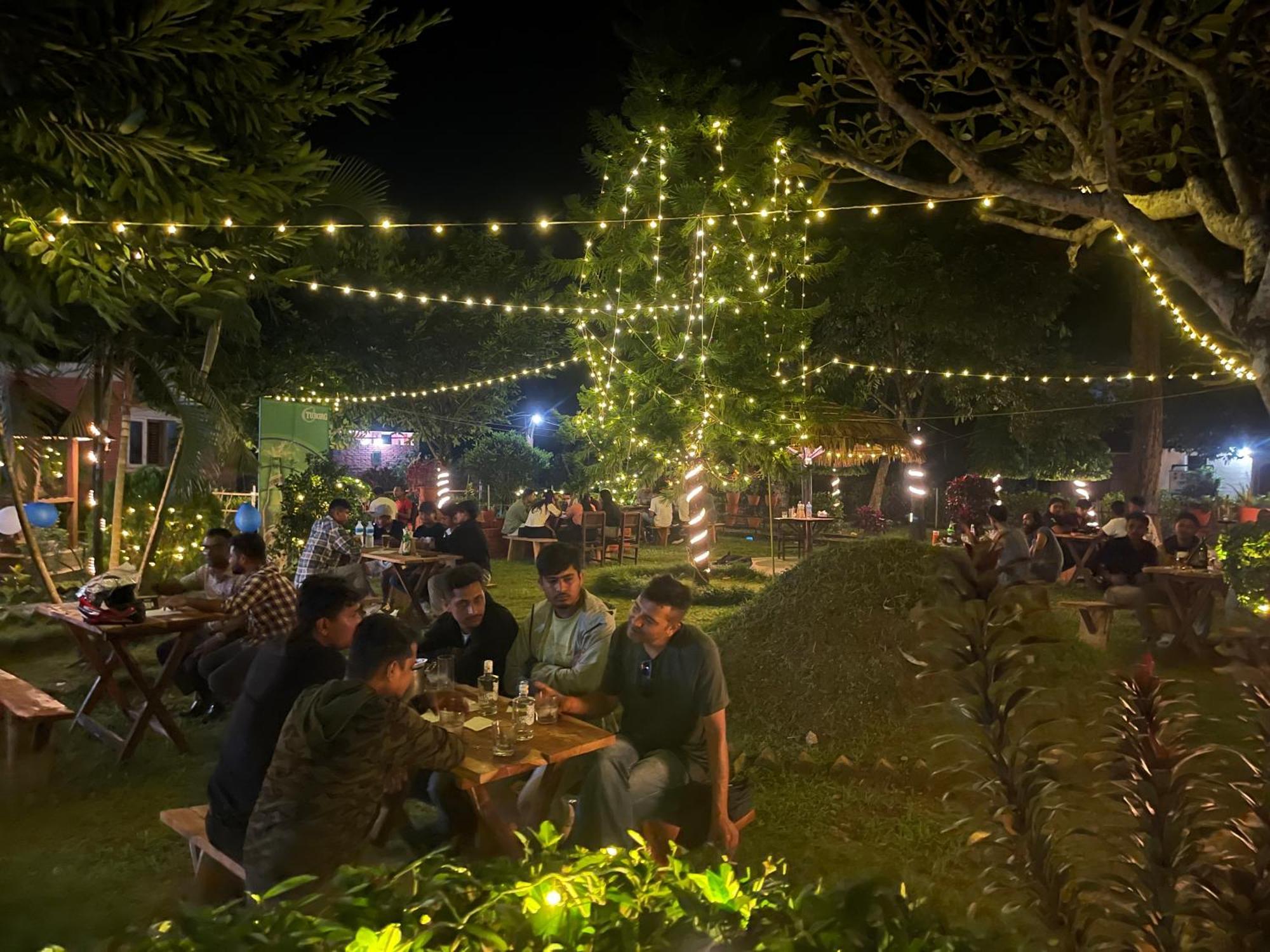 Hotel Tharu Garden And Beer Bar Chitwan Eksteriør bilde