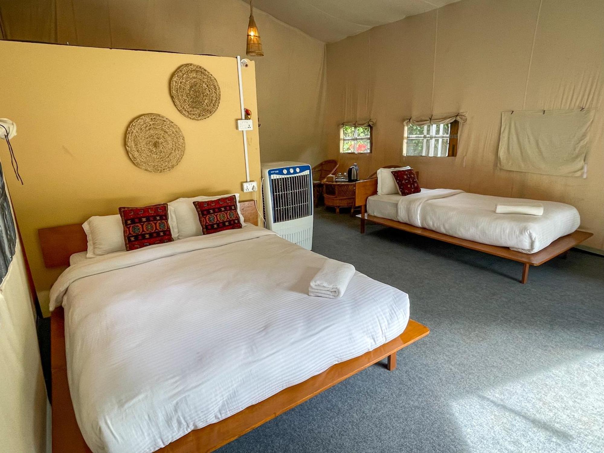 Hotel Tharu Garden And Beer Bar Chitwan Eksteriør bilde