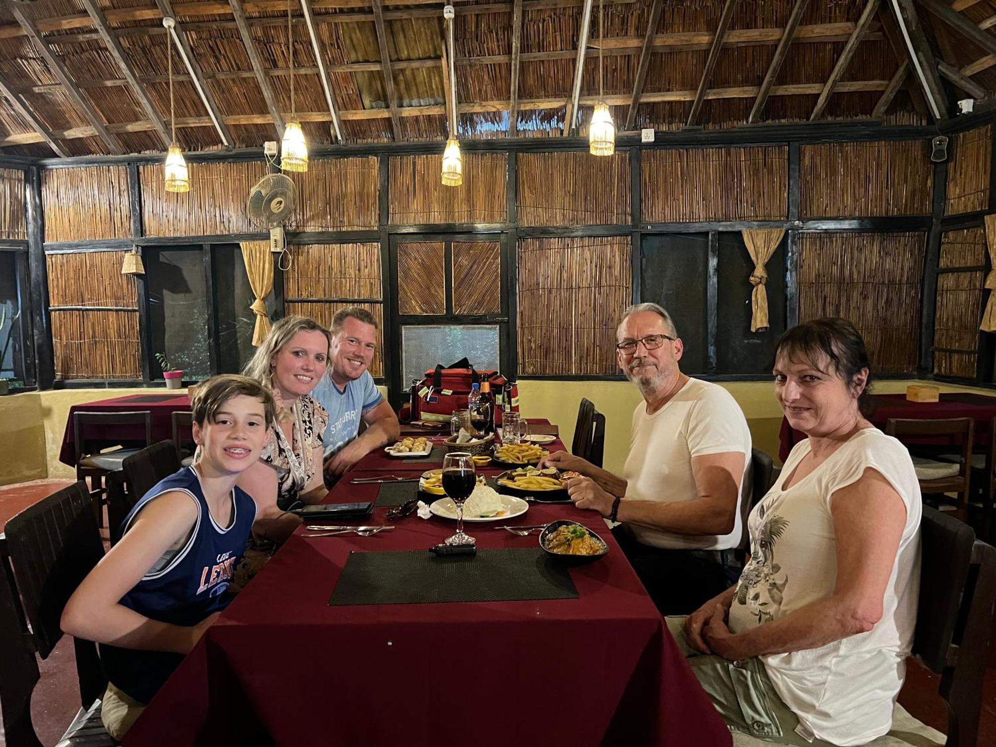 Hotel Tharu Garden And Beer Bar Chitwan Eksteriør bilde