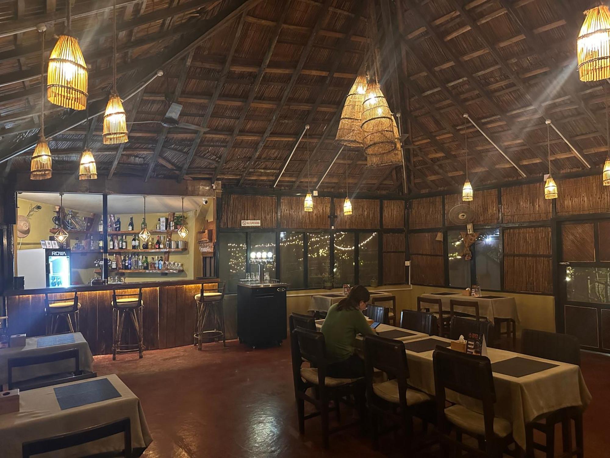 Hotel Tharu Garden And Beer Bar Chitwan Eksteriør bilde